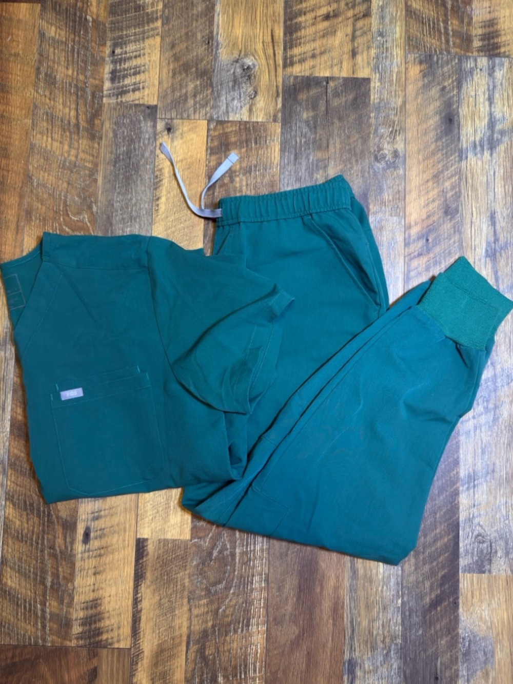 Figs Hunter Green Mens set Leon scrub top Tasen jogger pants size Large L